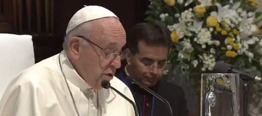 Inesperadamente, el papa antes de que iniciase la ceremonia leyó un mensaje en el que...