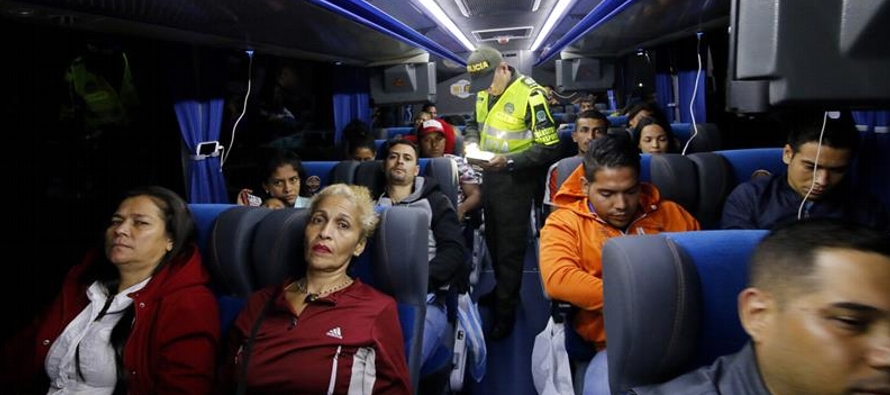 Los repatriados abordaron una aeronave de la aerolínea estatal venezolana Conviasa en el...