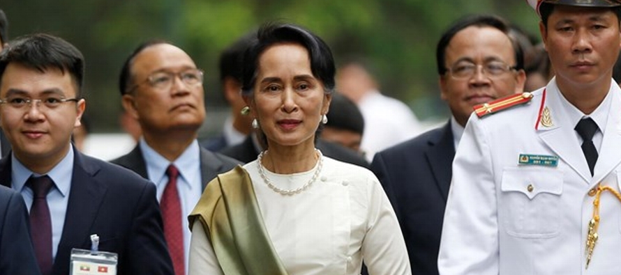 Suu Kyi, un icono durante años de la lucha por la democracia en su país que le...