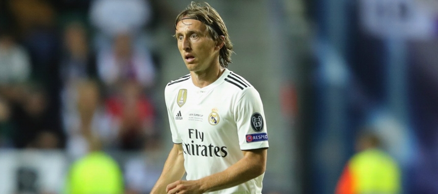 Modric también fue elegido como el mejor centrocampista europeo de la pasada temporada en la...