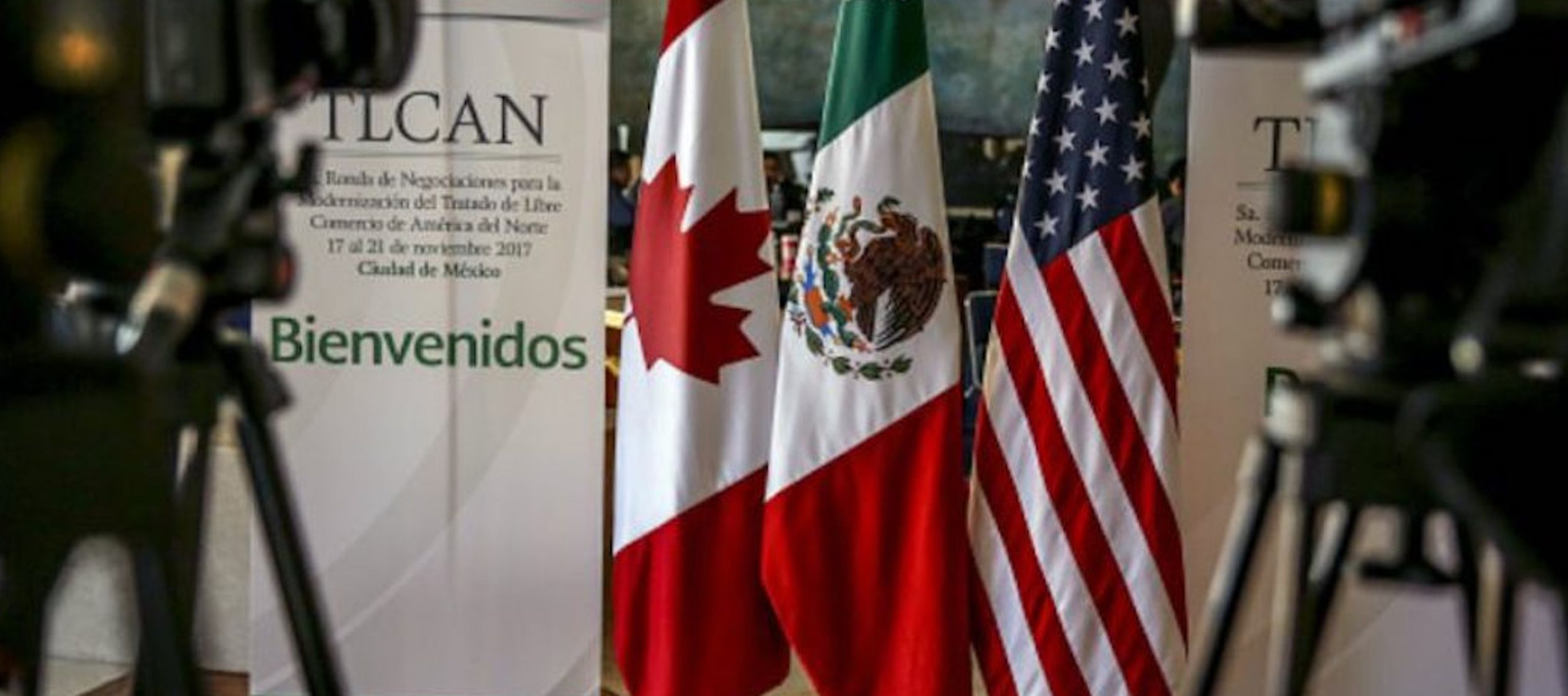 Imagen de archivo. Banderas de Canadá, México y Estados Unidos se observan antes de...