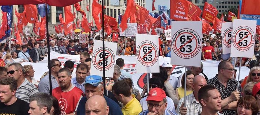 Varias miles de personas se concentraron en el centro de Moscú en una manifestación...