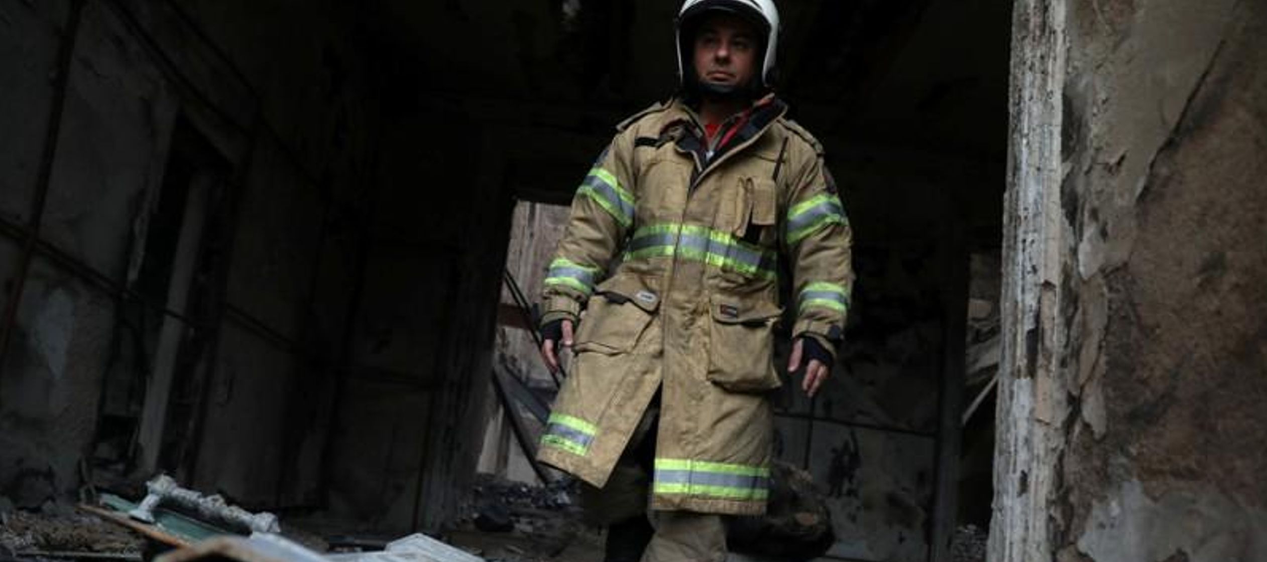 Un bombero camina entre restos chamuscados tras un incendio en el Museo Nacional de Brasil en...