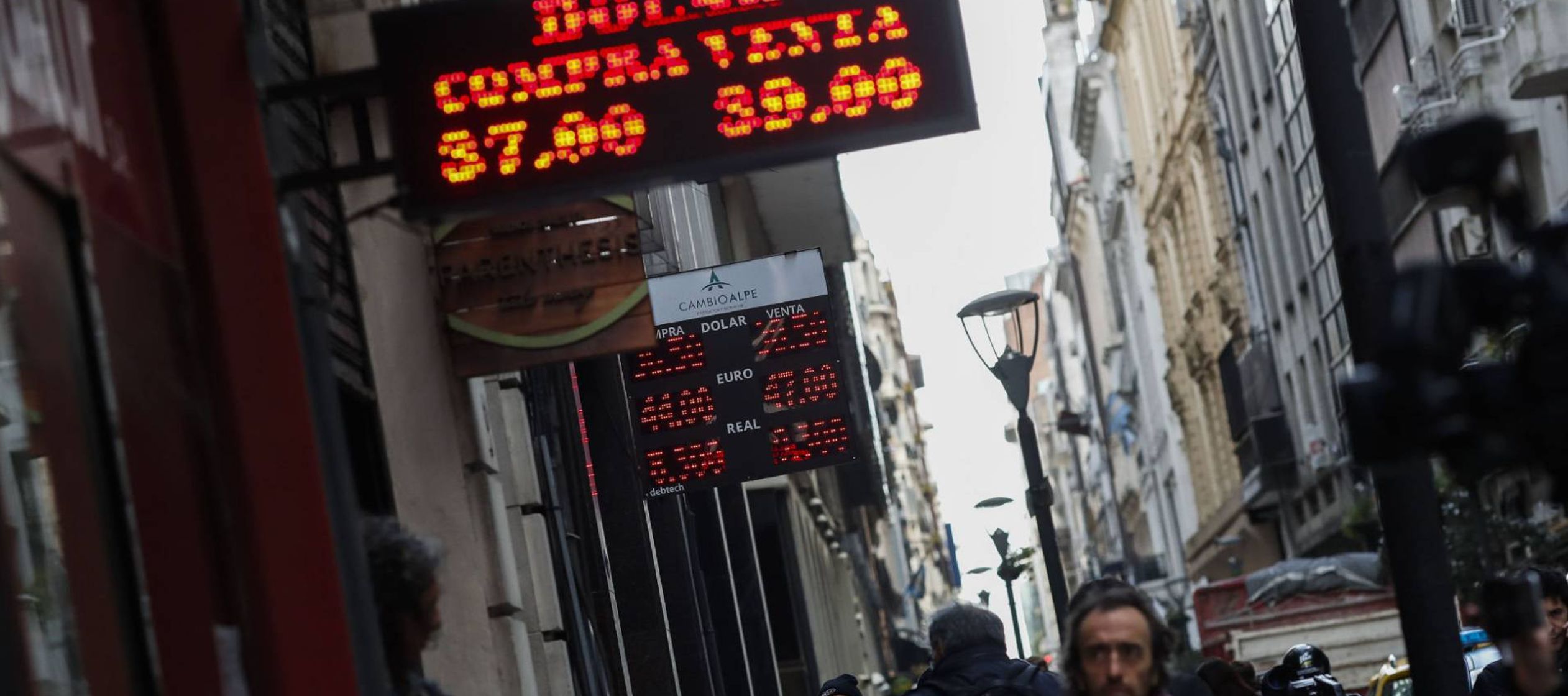 Al desplome de la lira turca se une ahora la inestabilidad de la divisa argentina