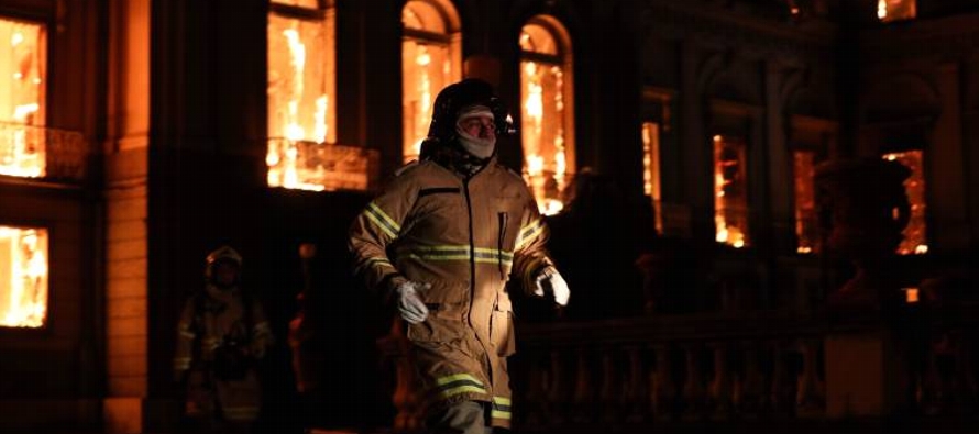 Las llamas arrasaron el interior del museo el domingo por la noche, y las autoridades dicen que...