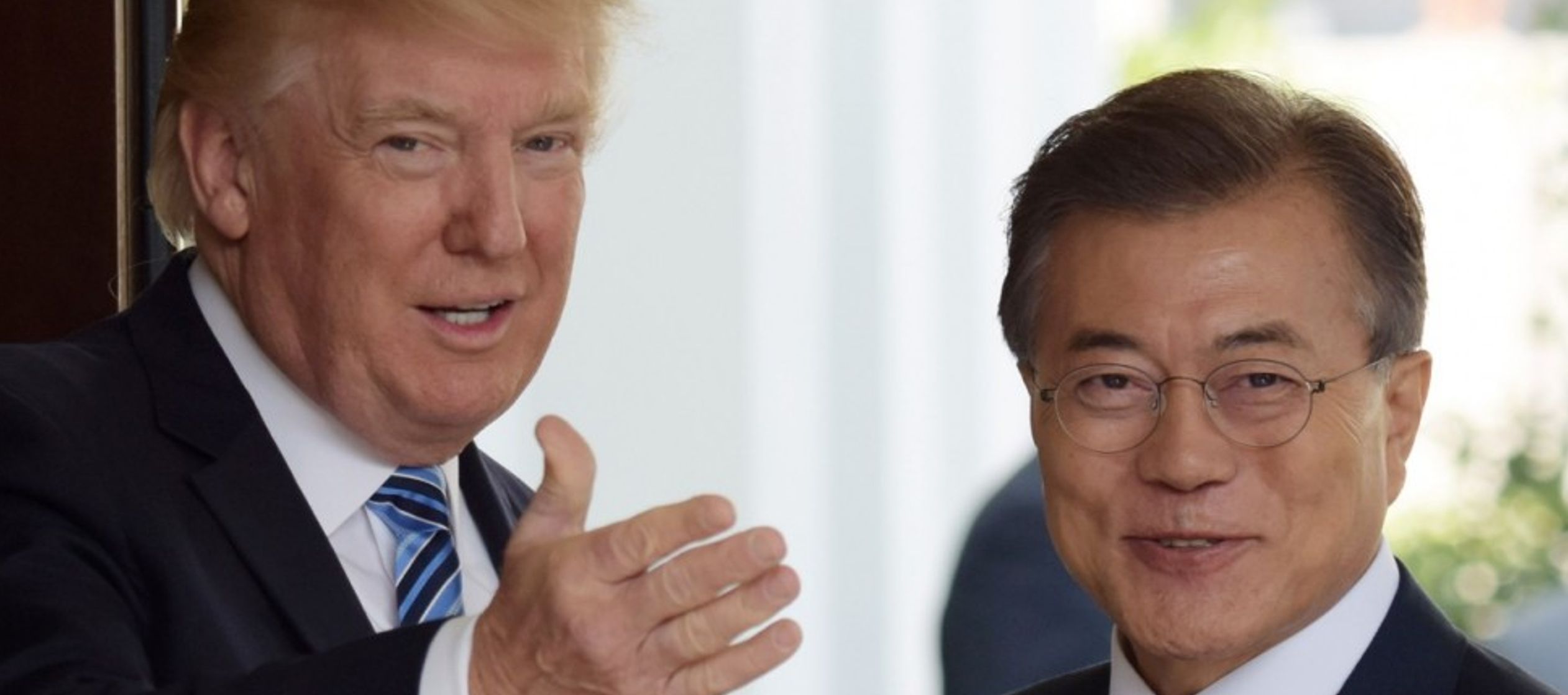 Moon le dijo a Trump que mandará a un enviado especial a Pyongyang el miércoles para...