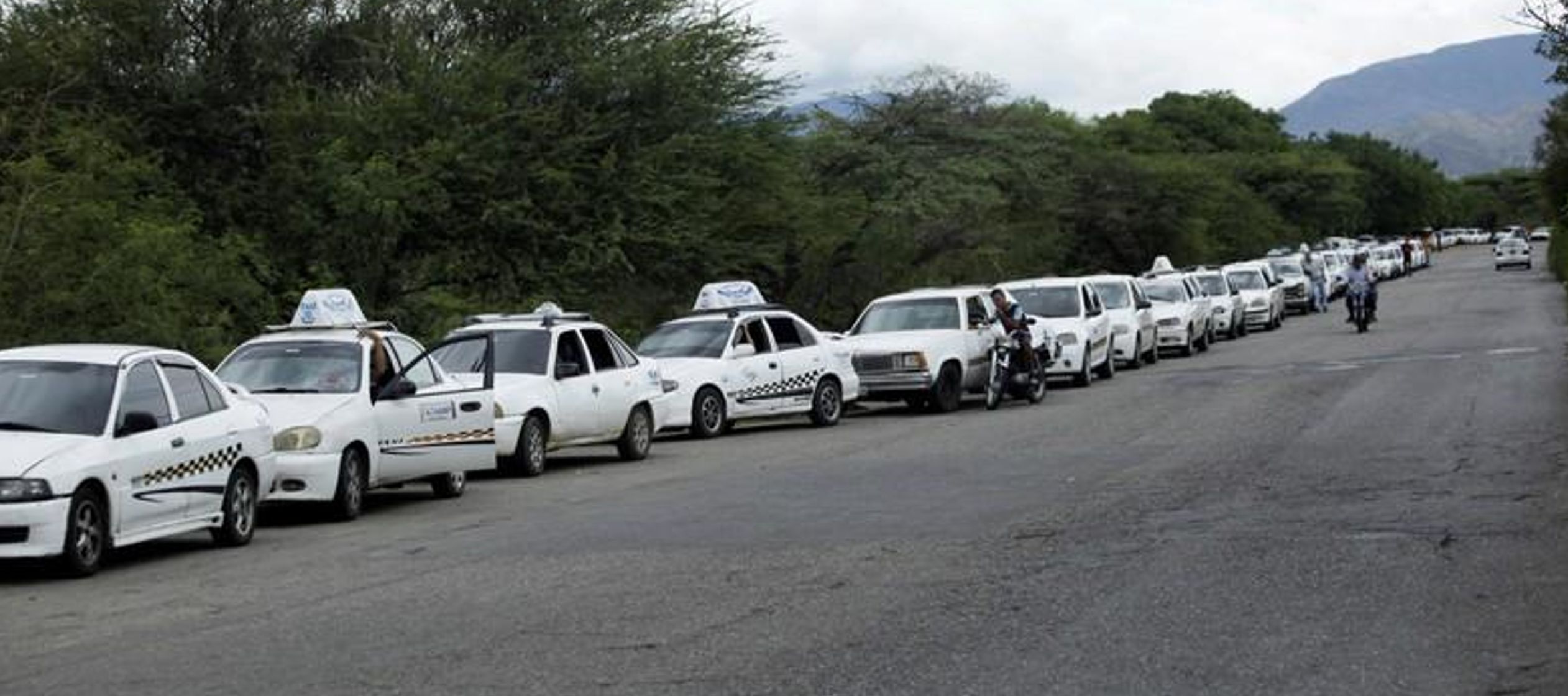 Automovilistas hacen fila fuera de una gasolinera de PDVSA en San Antonio, Venezuela. 4 de...