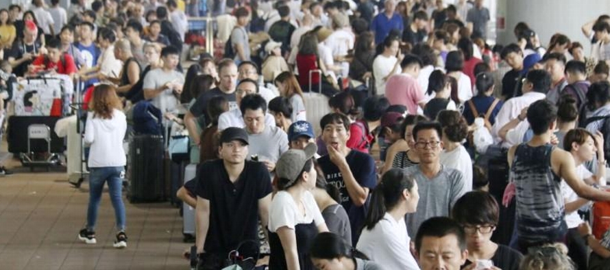 Unos 3,000 turistas se quedaron durante la noche en el aeropuerto de Kansai, en el oeste de...