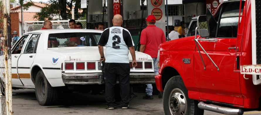 El gobierno venezolano decidió aumentar los precios del combustible hasta niveles...
