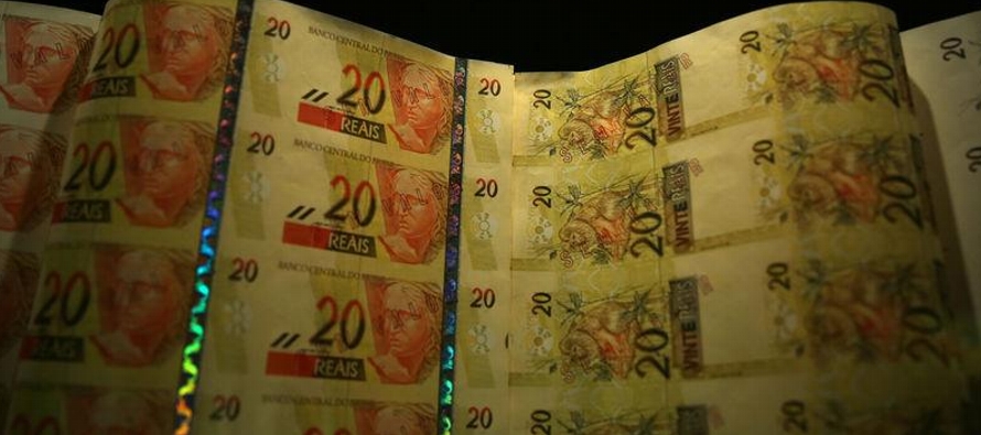 La moneda de Brasil se apreció hasta alrededor de 4,06 por dólar desde 4,16 reales...