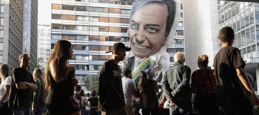 Bolsonaro, del Partido Social Liberal (PSL), amplió su liderazgo en la carrera hacia los...