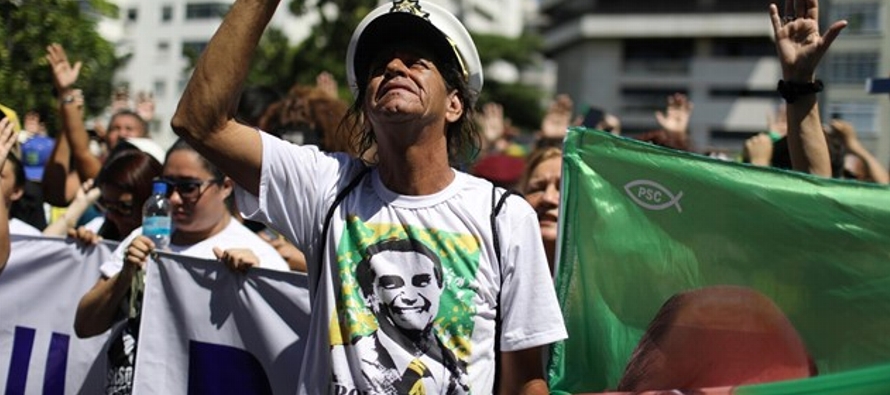 Bolsonaro, que fue apuñalado en el abdomen durante un acto electoral el 6 de septiembre,...