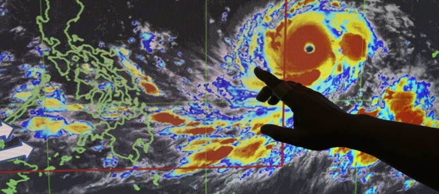 Los meteorólogos indicaron que el tifón Mangkhut, considerado el más fuerte en...