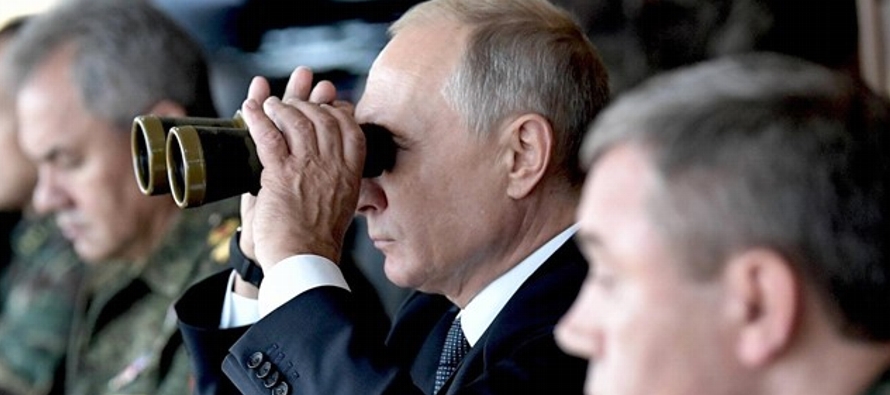 Putin ha presenciado el ejercicio militar Vostok 2018, en Transbaikalia, durante el que ha pasado...