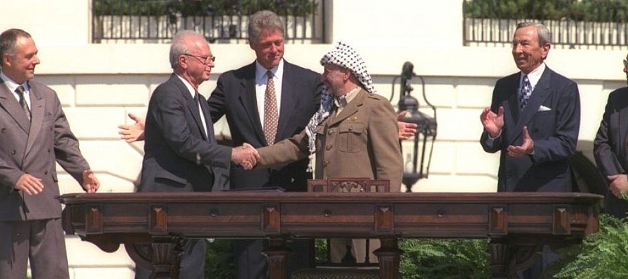 Ayer se cumplieron 25 años de la firma en los jardines de la Casa Blanca de los Acuerdos de...