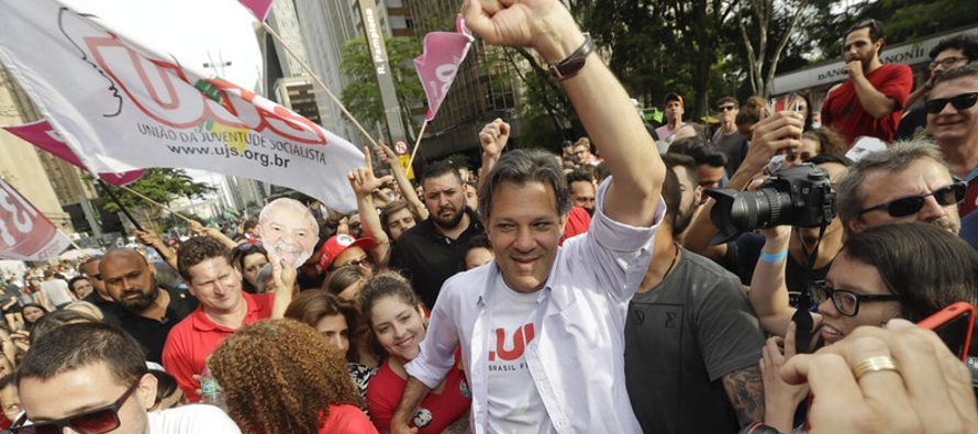 Los rivales del candidato Fernando Haddad lo acusaron de tener planes para indultar a Lula si gana...
