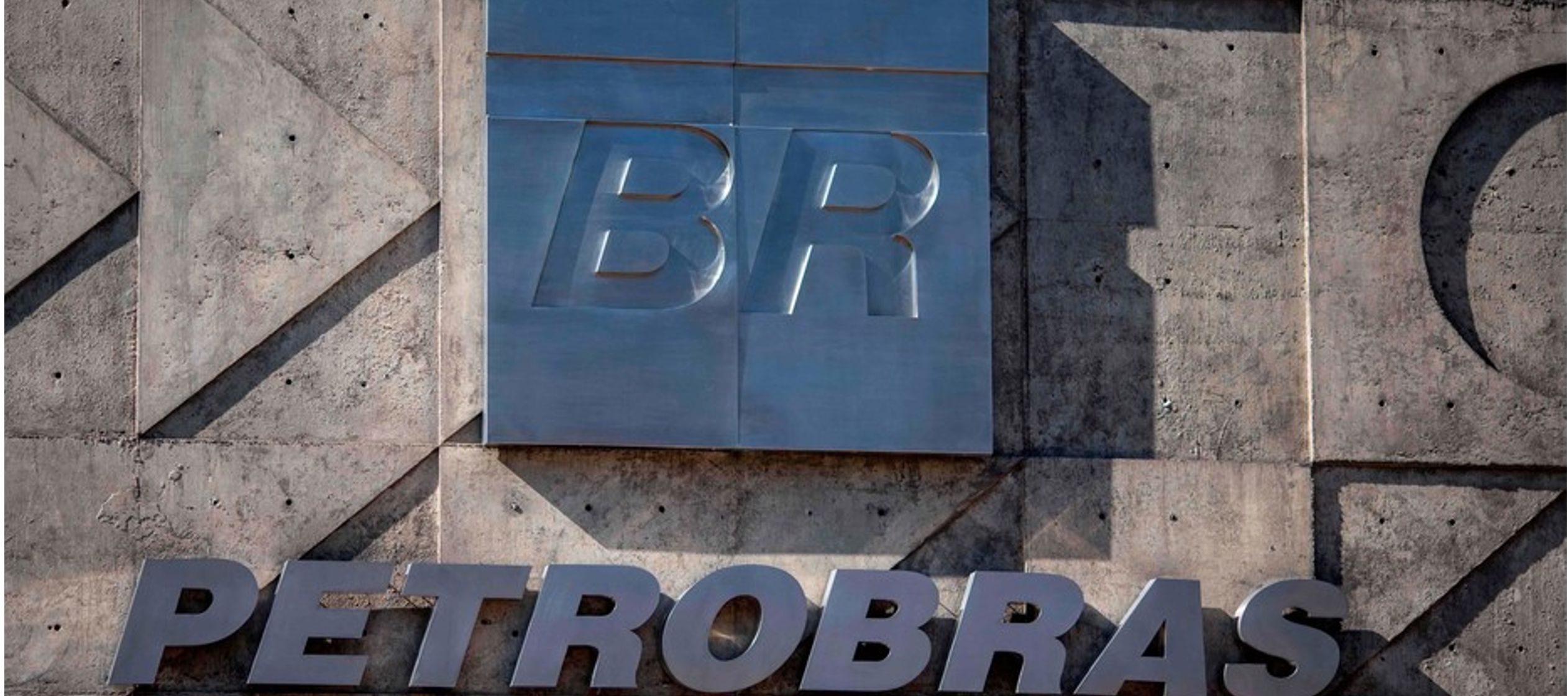Las autoridades judiciales de Brasil han dicho que Petrobras es una víctima del llamado...
