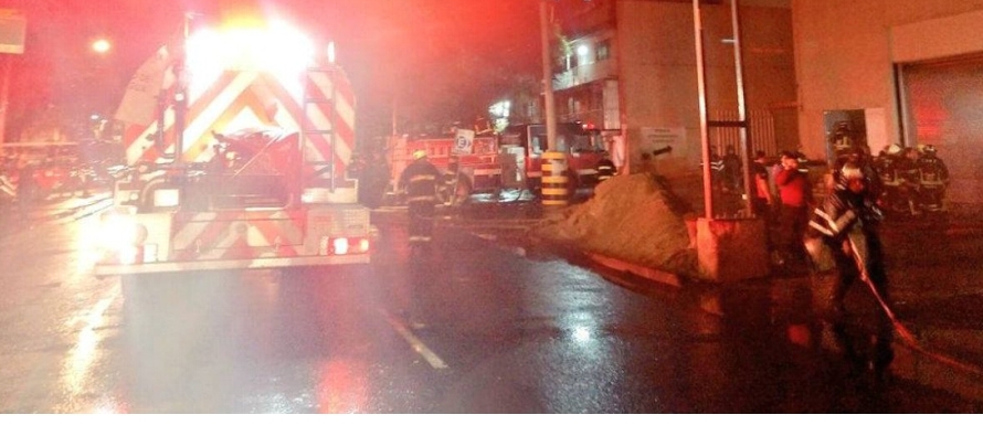 El funcionario local explicó que el incendió se originó en la bodega de un...