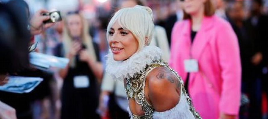 En su primera actuación en cine, Lady Gaga interpreta a Ally, una cantante que lucha por...
