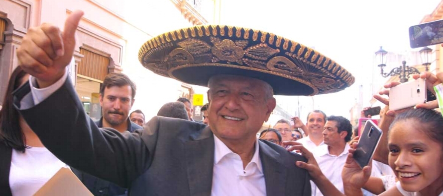 Frente a varios cientos de ciudadanos, López Obrador detalló que la refinería...
