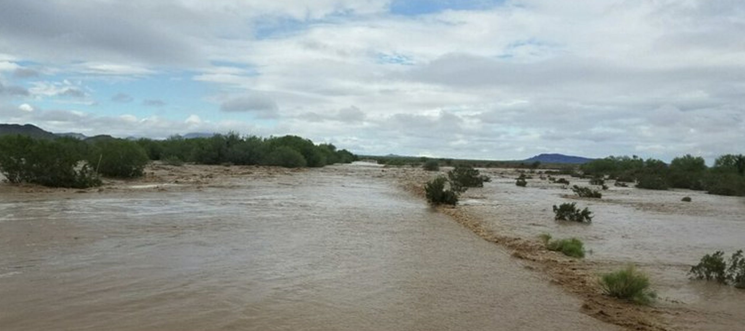 Los niveles del agua están a 30 centímetros (un pie) de rebasar la presa Menagers,...