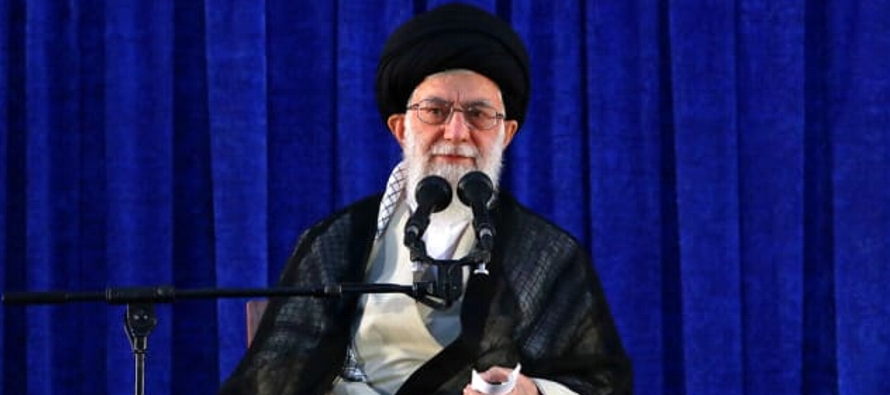 El ayatolá Ali Jamenei ofreció un discurso en la capital, Teherán, ante miles...