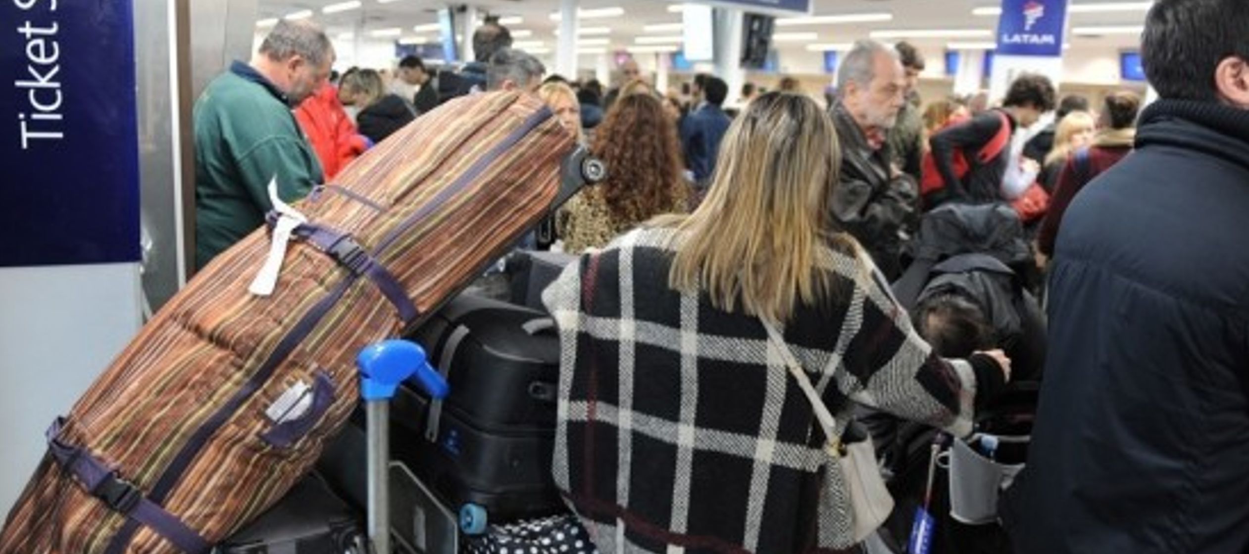 Aerolíneas Argentinas dijo en un comunicado que 7,000 pasajeros resultarán afectados...