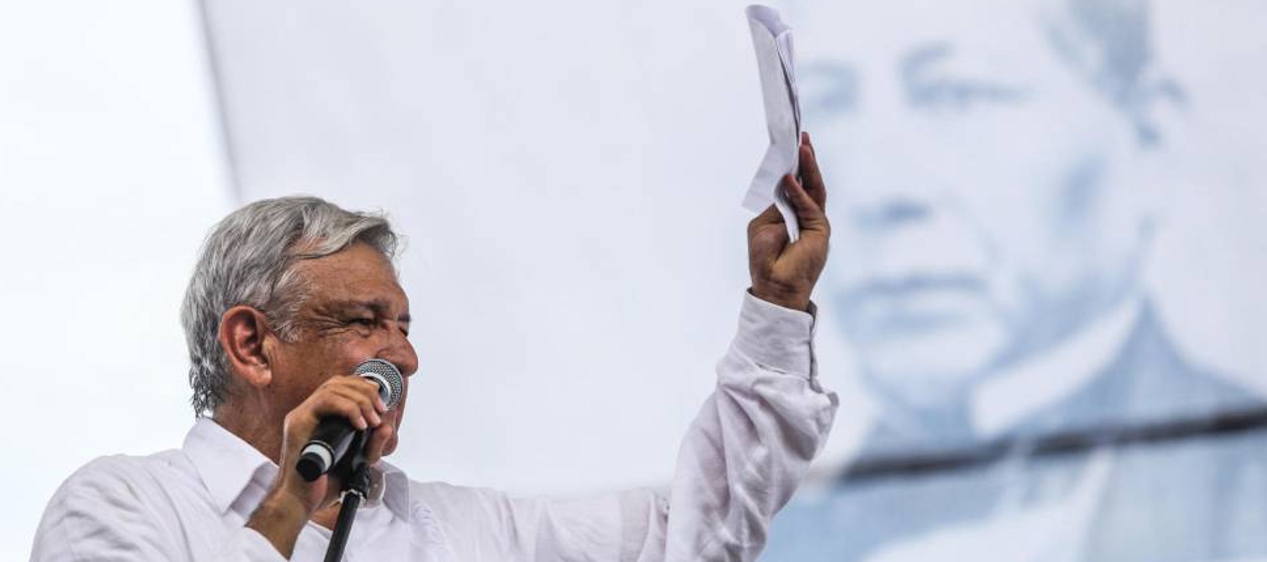 López Obrador se comprometió a la creación de la Comisión de...