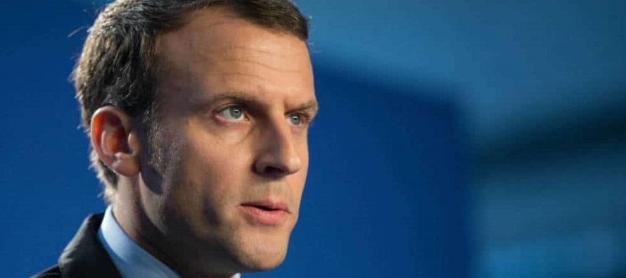 Macron y su primer ministro han estado sopesando la reorganización tras la salida de tres...