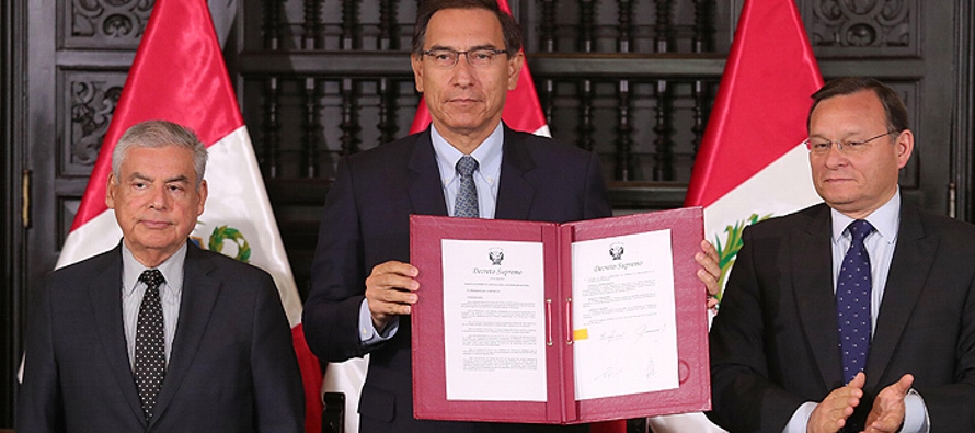 En una ceremonia en Palacio de Gobierno, Vizcarra firmó el decreto para una consulta popular...