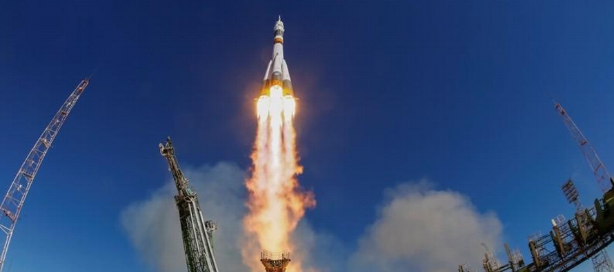 El cosmonauta estadounidense Nick Hague y su compañero ruso Alexei Ovchinin aterrizaron sin...