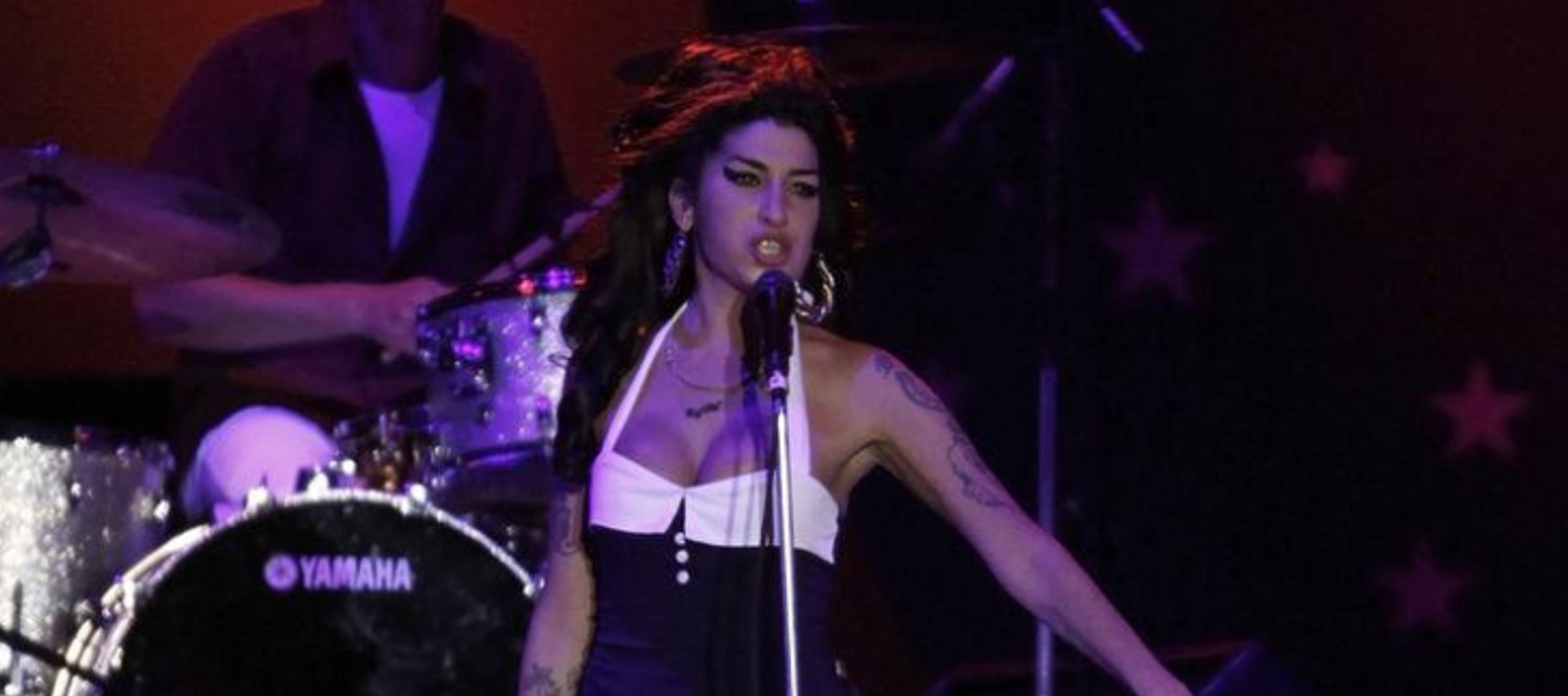 El holograma de Winehouse será proyectado en el escenario frente a una banda en vivo que...