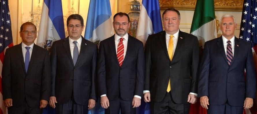 En una reunión con el presidente de Honduras, Juan Orlando Hernández; el mandatario...
