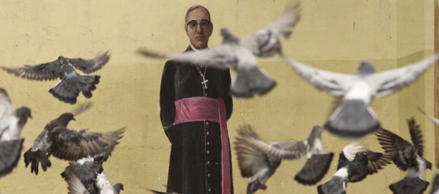 El domingo en el Vaticano, el papa Francisco oficialmente hará de Romero un santo casi...