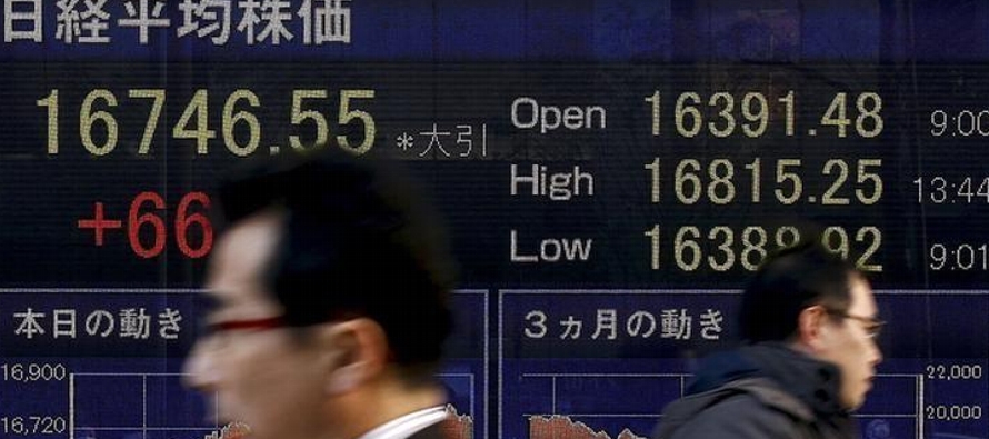 En Asia, el índice japonés Nikkei y la bolsa china cerraron con una caída,...