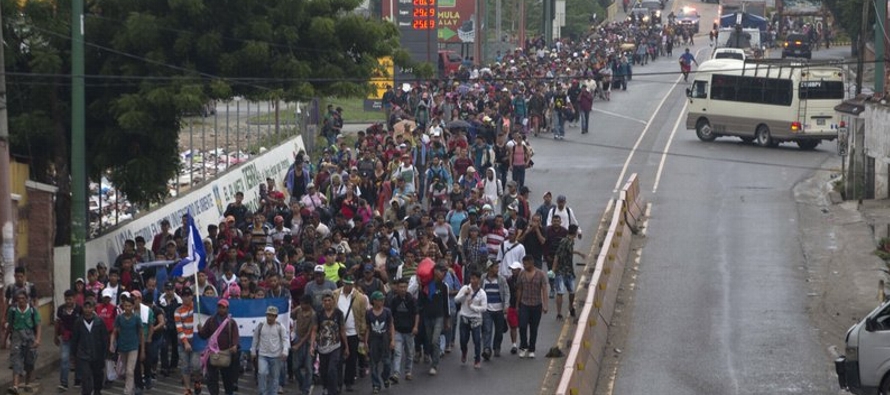 Los migrantes iniciaron la marcha por la madrugada, sin desayunar, y esperaban caminar unos 40...