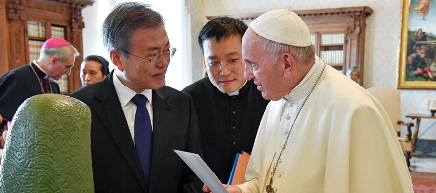 La oficina presidencial surcoreana dijo en un comunicado que el presidente Moon Jae-in...