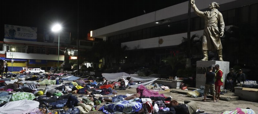 La caravana, que partió hace más de una semana con menos de 200 migrantes, atrajo...