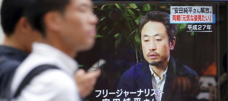 Funcionarios de la embajada nipona se reunieron con el reportero, Jumpei Yasuda, en un centro para...
