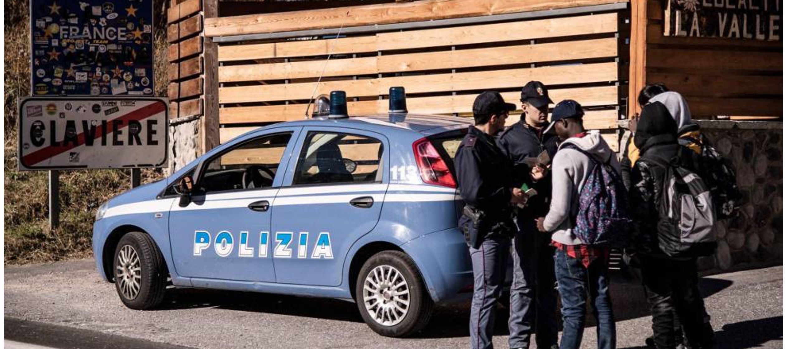Una furgoneta blanca de la Gendarmería francesa con agentes armados cruzó a Italia y...