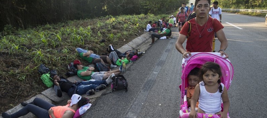 La extensa caravana de migrantes que espera llegar a Estados Unidos se ha puesto en marcha...