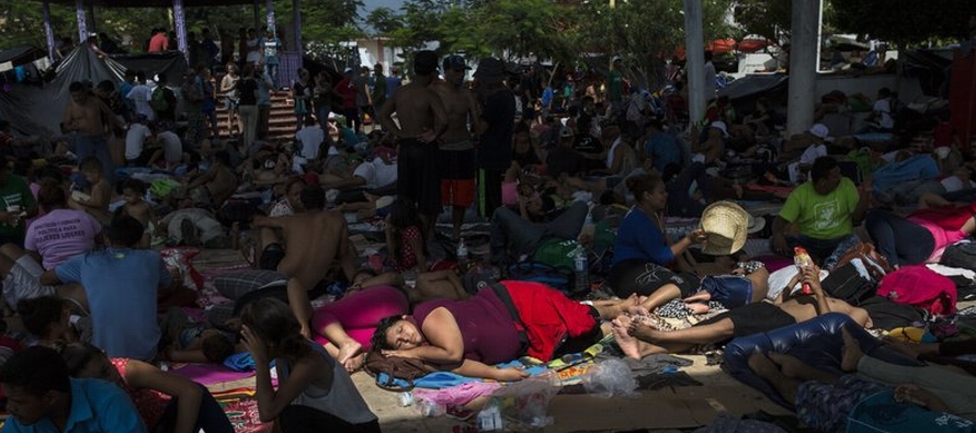 El ejecutivo mexicano no ha entregado a los migrantes ni una sola comida, baño o botella de...