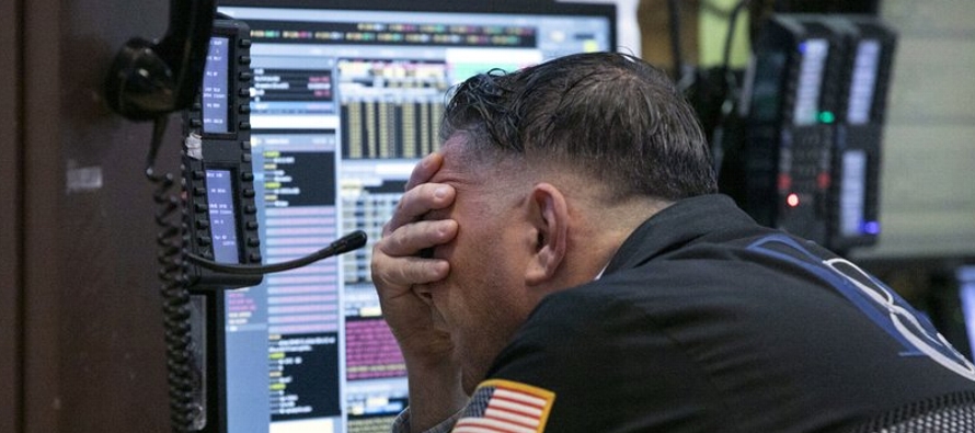 El índice S&P 500 caía 44 unidades (1,6%) para ubicarse en 2.661, mientras el Dow...