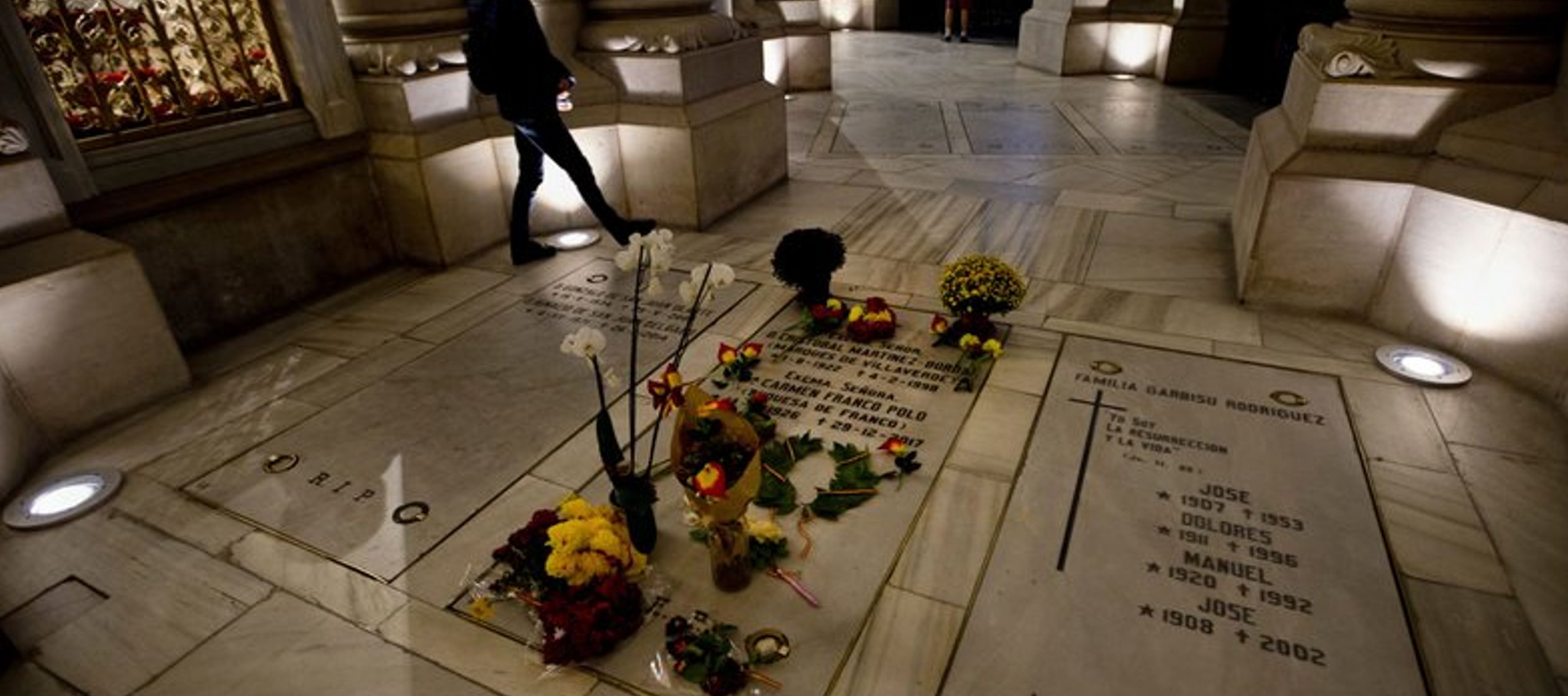 Los opositores temen que sepultar los restos de Franco allí convertiría al lugar en...