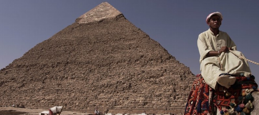 El comunicado dijo que la pirámide del rey Kefrén, una de las tres grandes...
