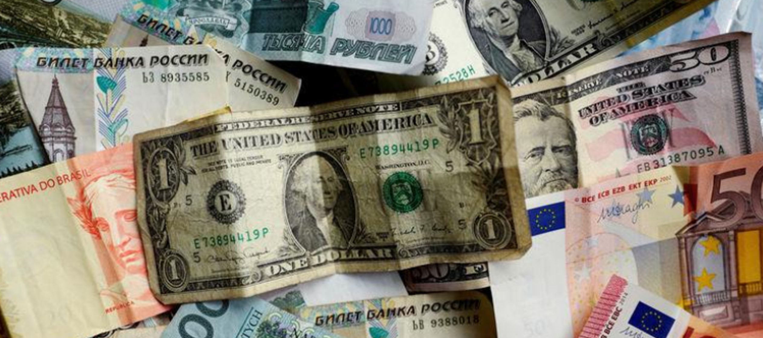 El dólar cotizaba con pocos cambios frente al yen después de que el Banco de...