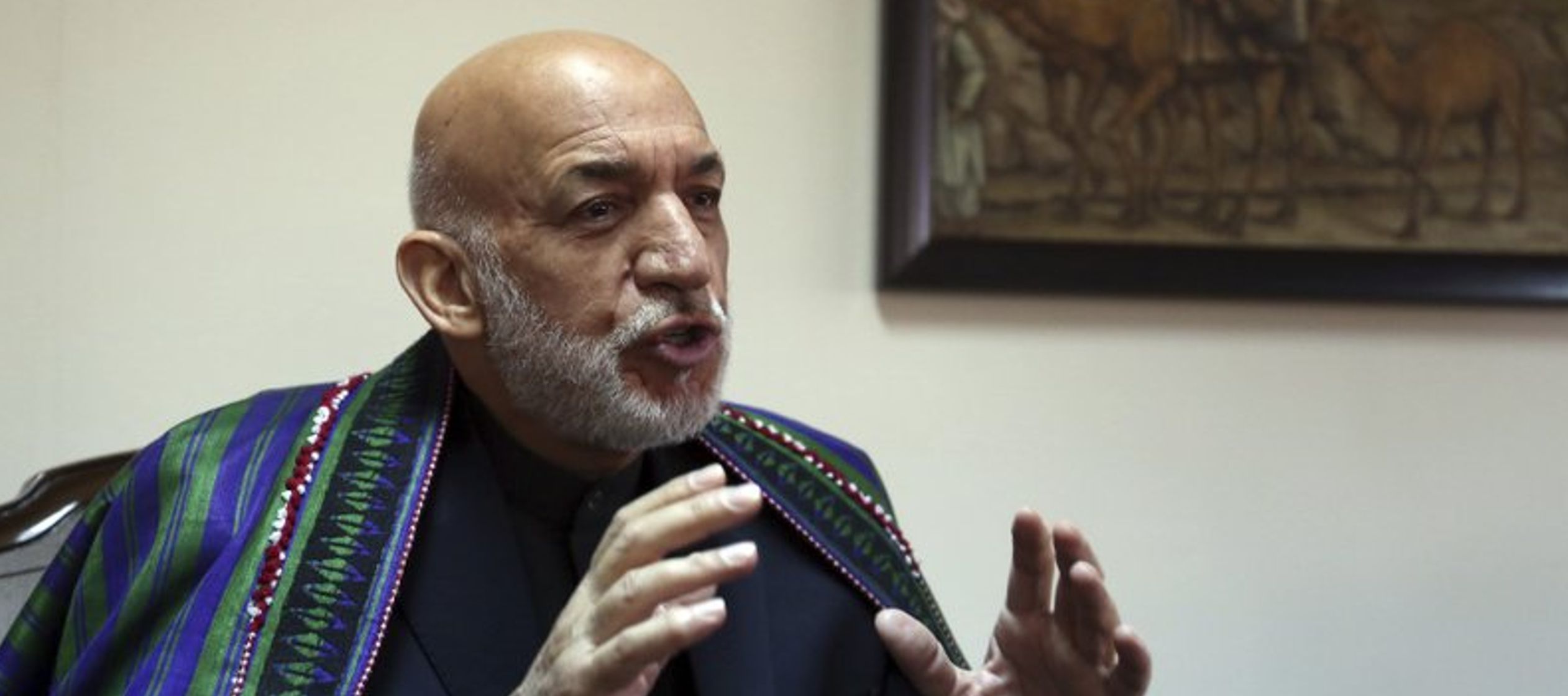 El expresidente afgano habló en los terrenos del palacio presidencial, donde reside con su...