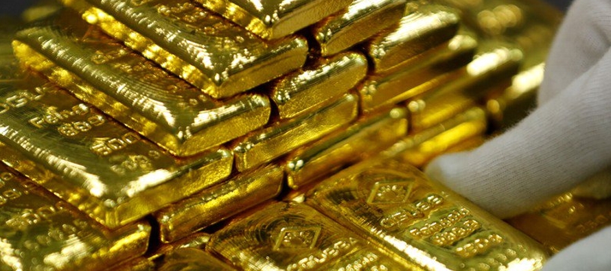 El oro al contado caía un 0,1 por ciento a 1.230,76 dólares la onza a las 1830 GMT,...