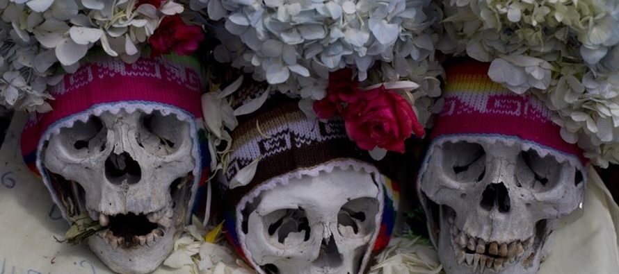 Cada 8 de noviembre los bolivianos les rinden culto a estos cráneos, a los que llaman...