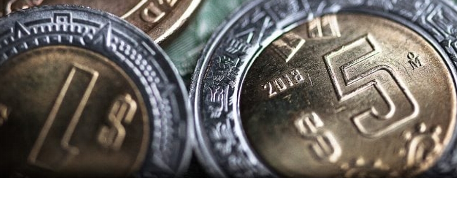 La moneda, que perfila su sexta baja semanal consecutiva, cotiza en 20.2561 por dólar, con...